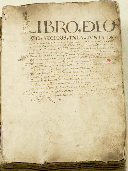Portada del códice de la Hermandad, abierto en 1578
