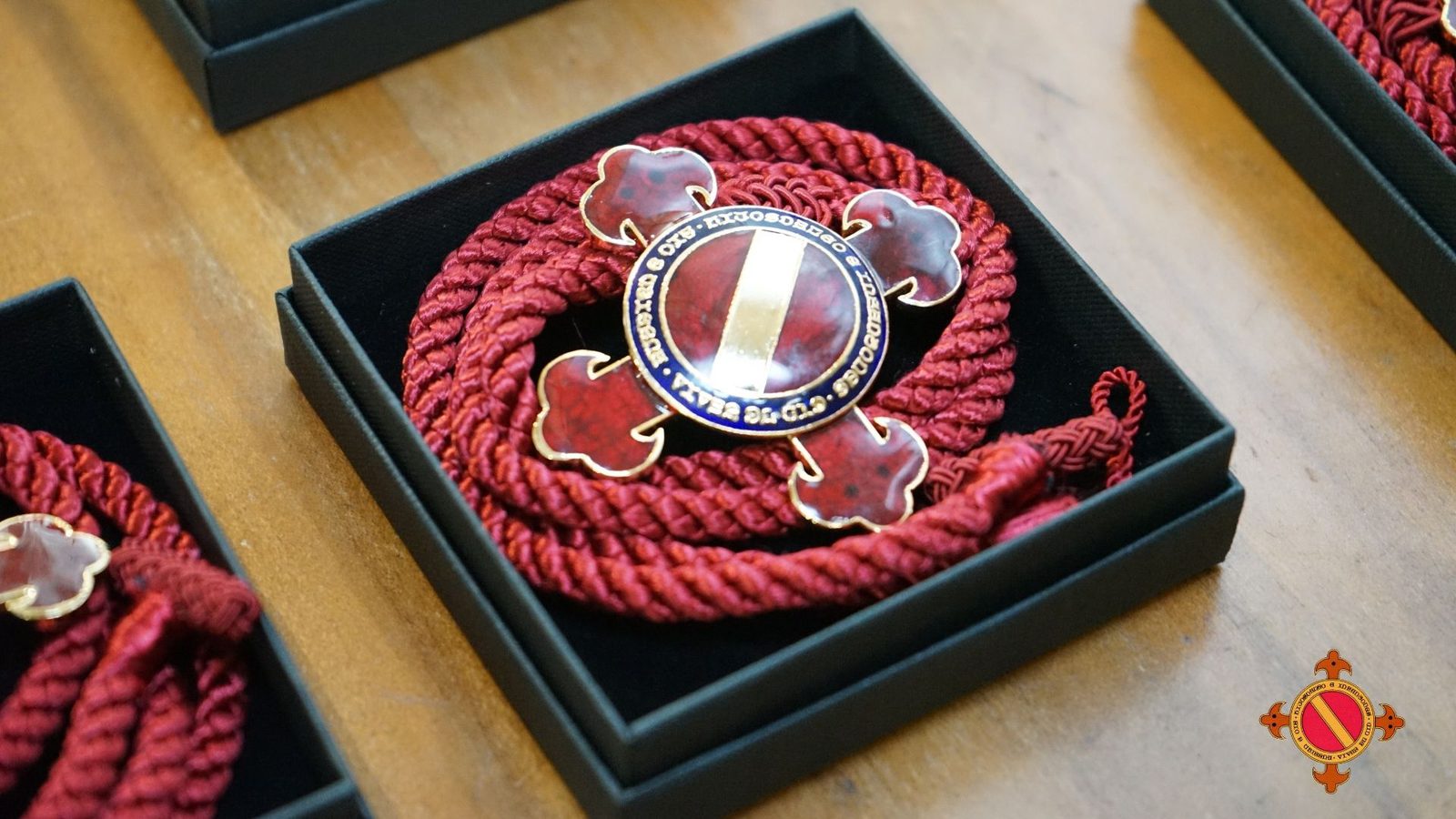 Venera de la Hermandad, con su cordón de gules, presentada en su estuche