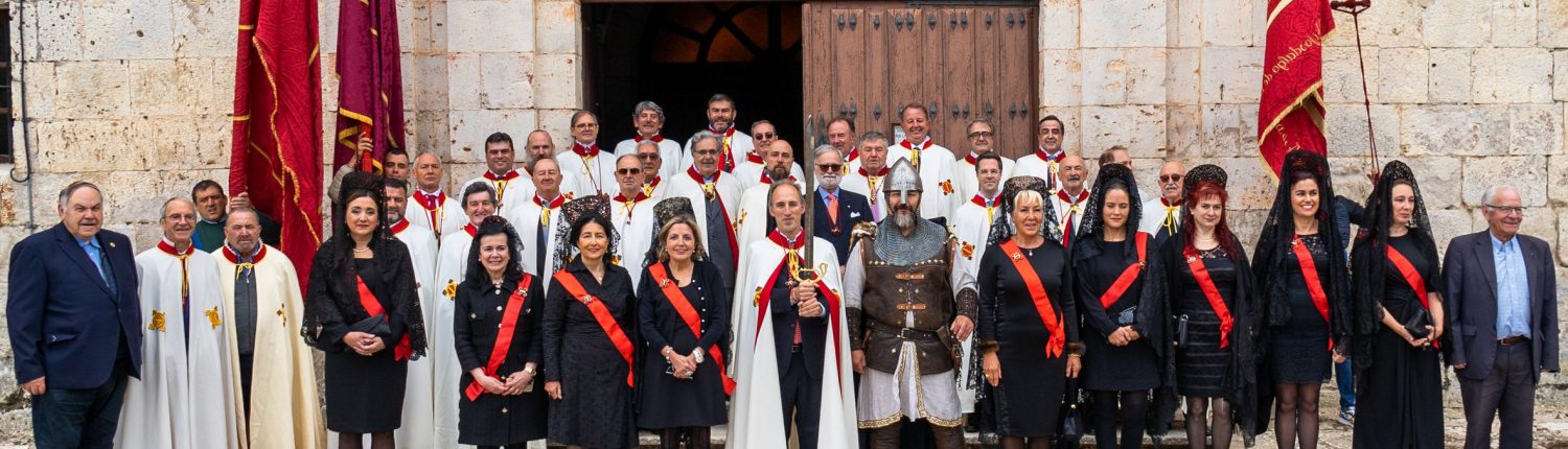 Caballeros de la Hermandad durante la ceremonia de investiduras